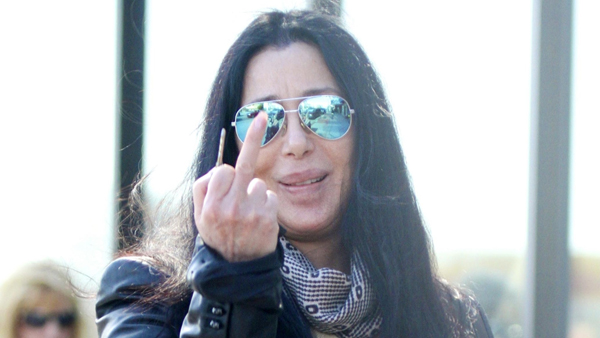 a-cantora-cher-mostra-o-dedo-para-fotografos-enquanto-faz-compras-em-santa-monica-california-16412-1334607067329_1920x10801